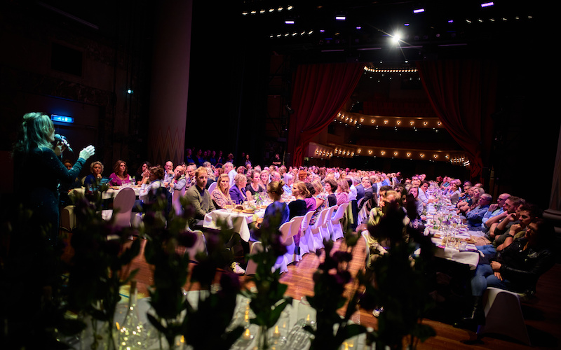 Bedrijfsevenement met spreker Luizterverhaal