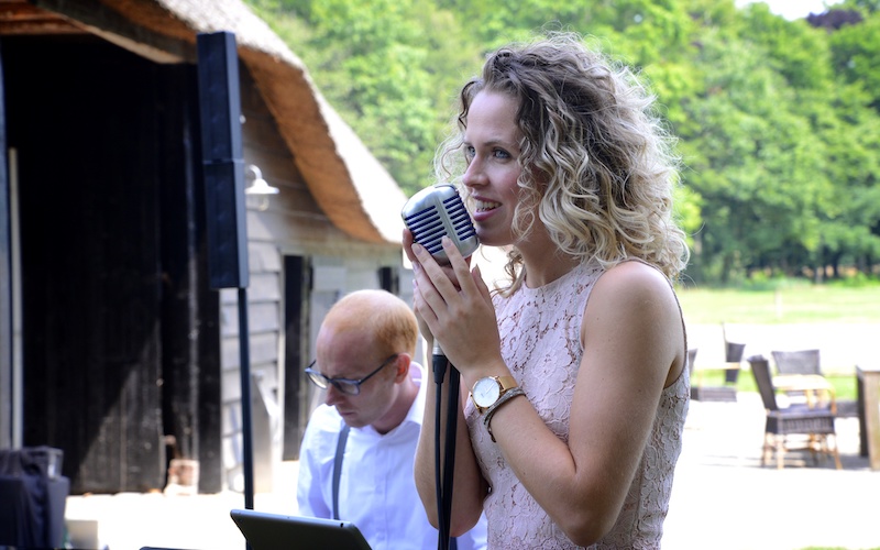 Bruiloft muziek ceremonie in het bos Landgoed Ulvenhart