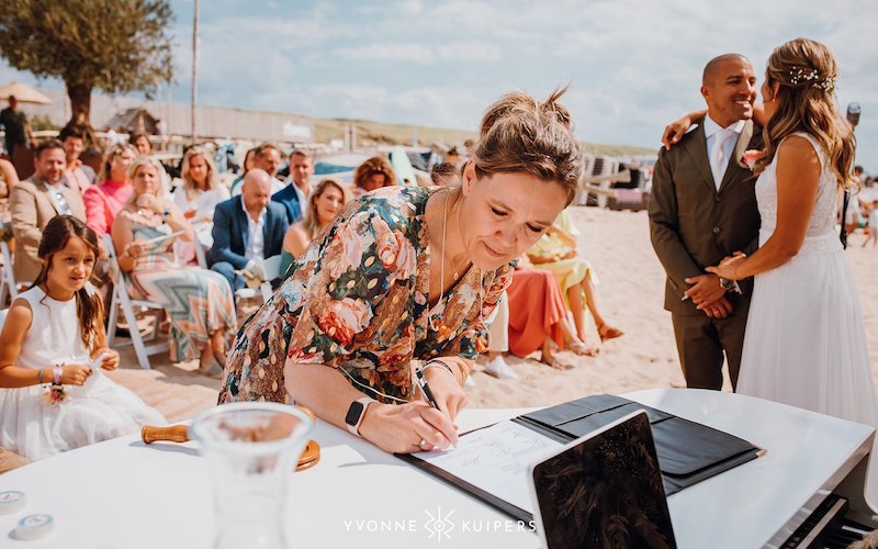 Ceremoniespreker bruiloft op het strand met live muziek