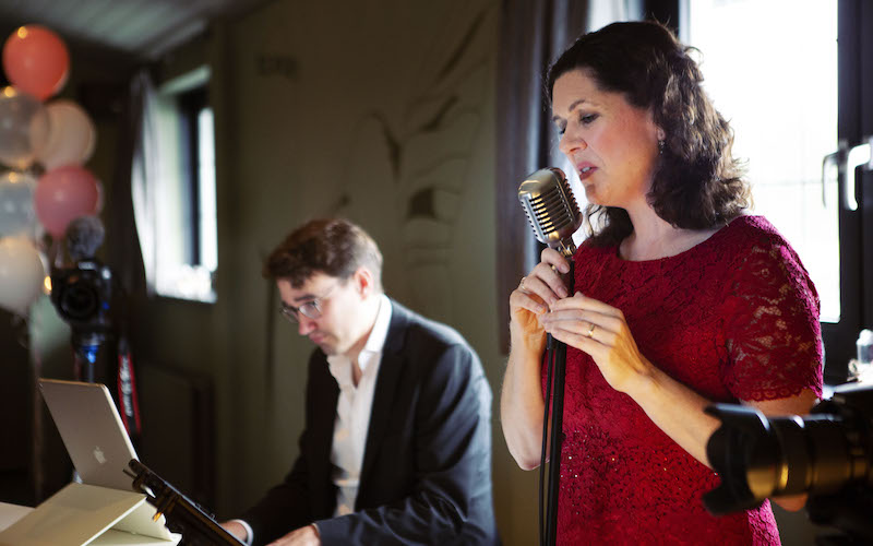 Martine van de Kar verteller en zangeres bij Luizter