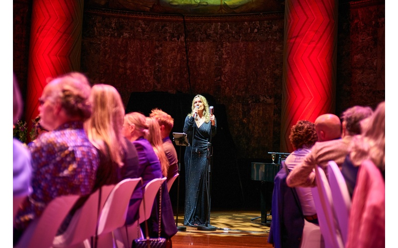 Motivatiespreker vertelt een inspirerend verhaal tijdens een zakelijk evenement