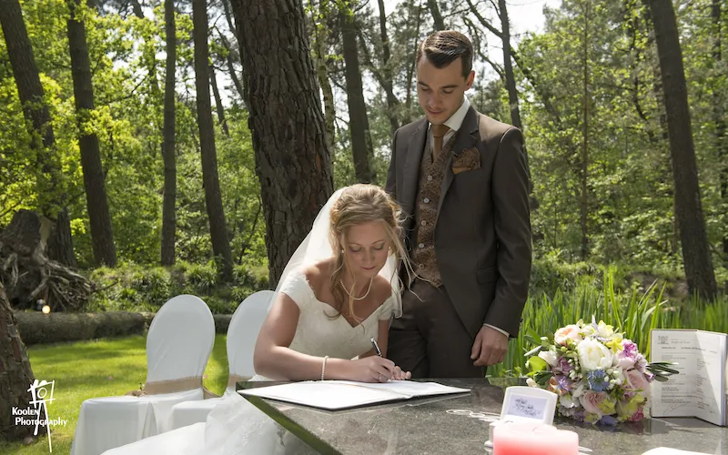 Trouwceremonie muziek tijdens tekenen trouwakte