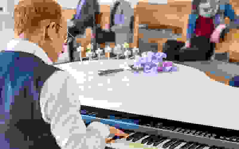 Pianist tijdens uitvaart pianomuziek crematie