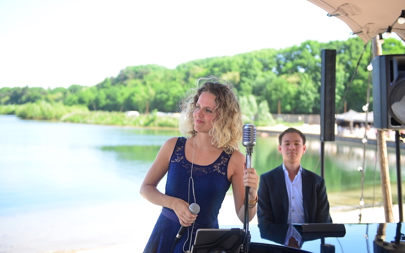 Trouwambtenaar bruiloft op het strand Houtse Meer