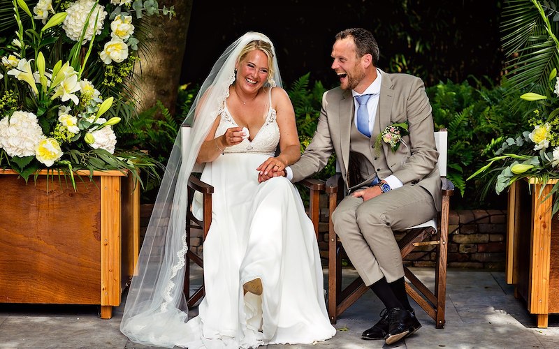 Ceremoniespreker met humor tijdens trouwceremonie