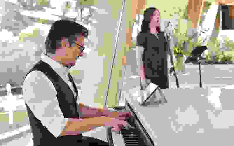 Uitvaart live muziek Luizter zangeres met pianist
