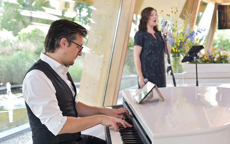 Uitvaart live muziek Luizter zangeres met pianist